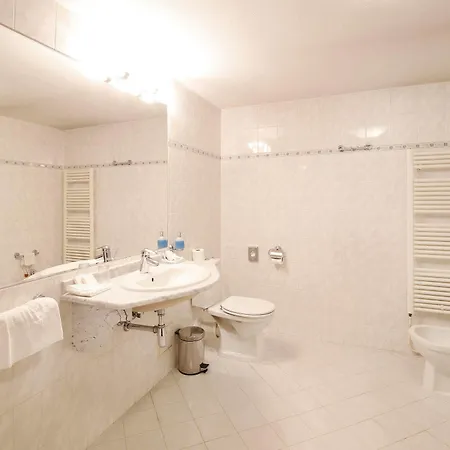 Hotel Agh 4*